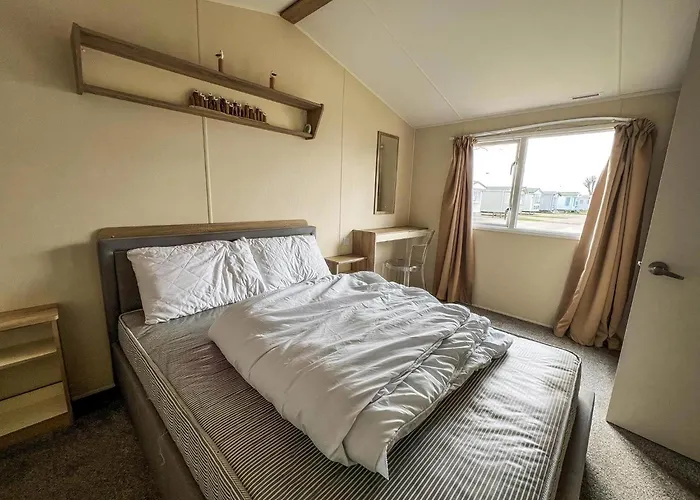 Modern 6 Berth Caravan With Wifi At St Osyth Beach In Essex Ref 28051Fv