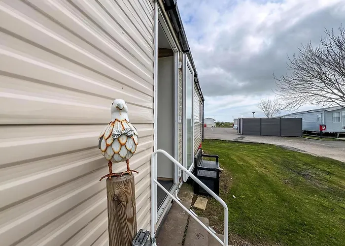 Modern 6 Berth Caravan With Wifi At St Osyth Beach In Essex Ref 28051Fv