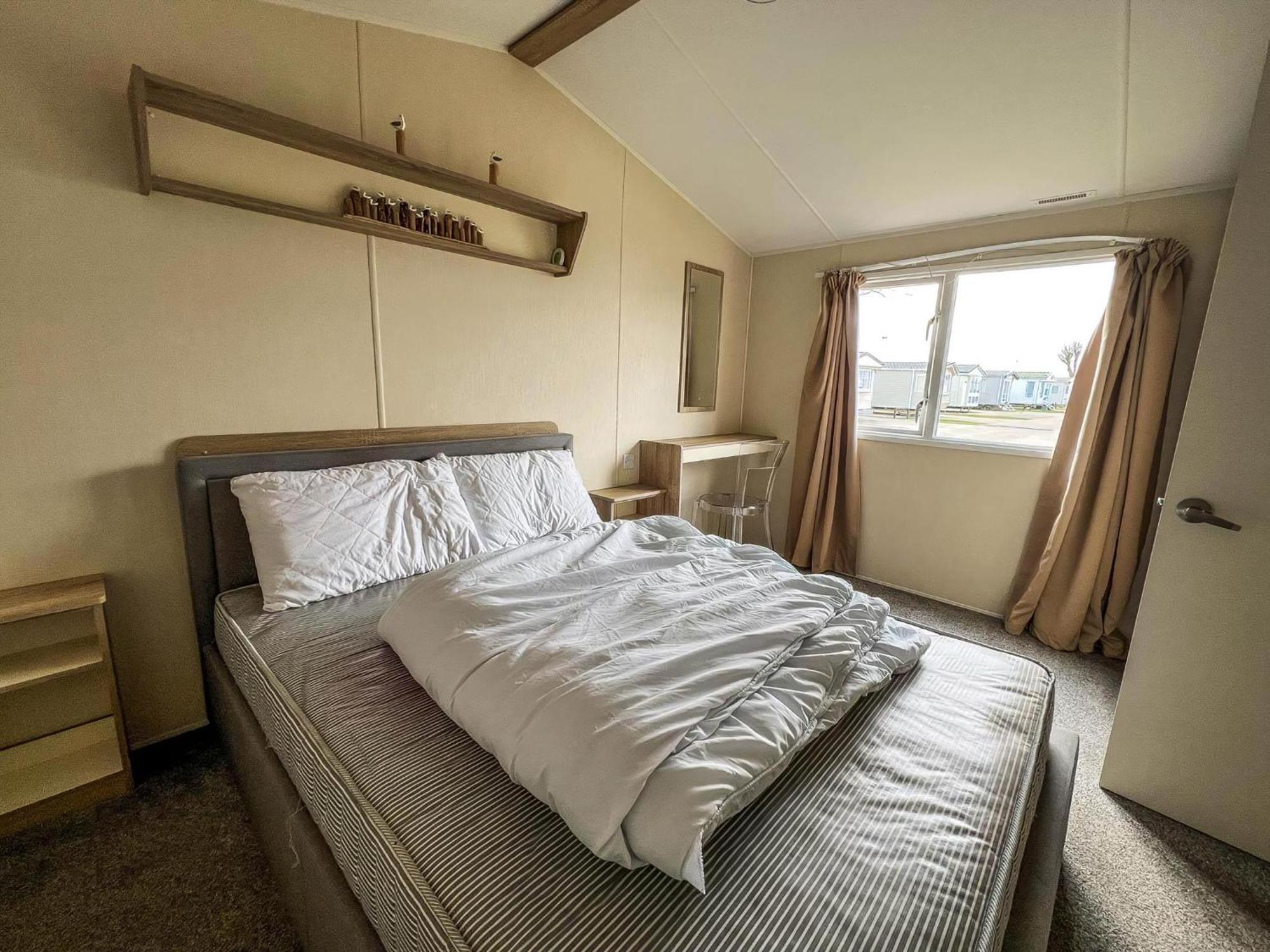 Modern 6 Berth Caravan With Wifi At St Osyth In Essex Ref 28051fv