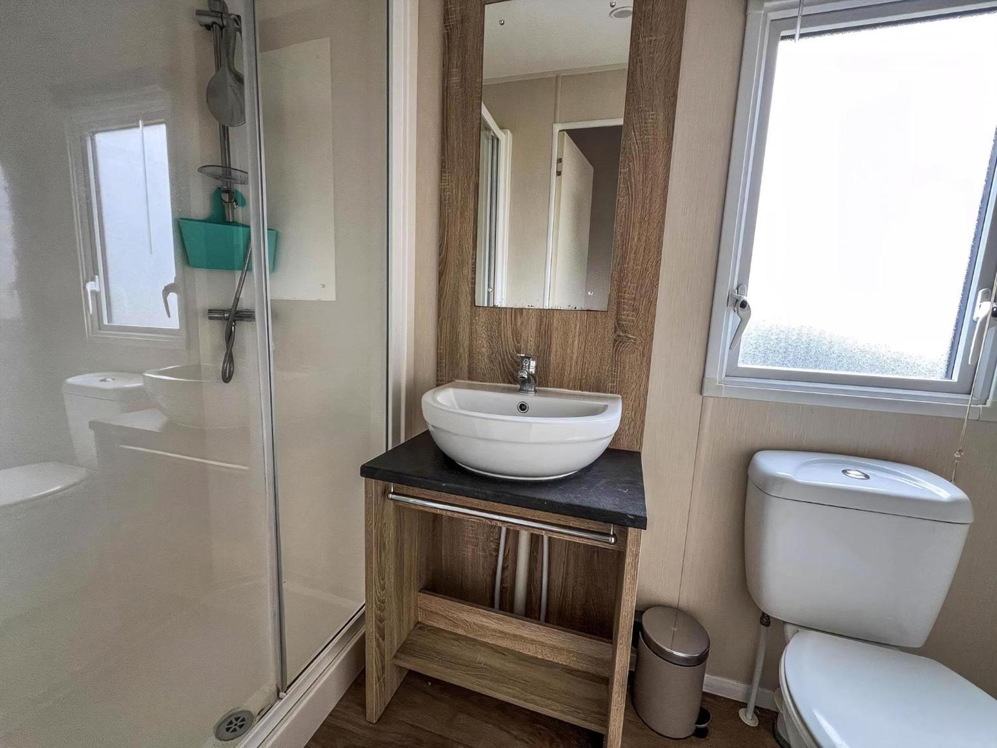 Modern 6 Berth Caravan With Wifi At St Osyth In Essex Ref 28051fv Campsite