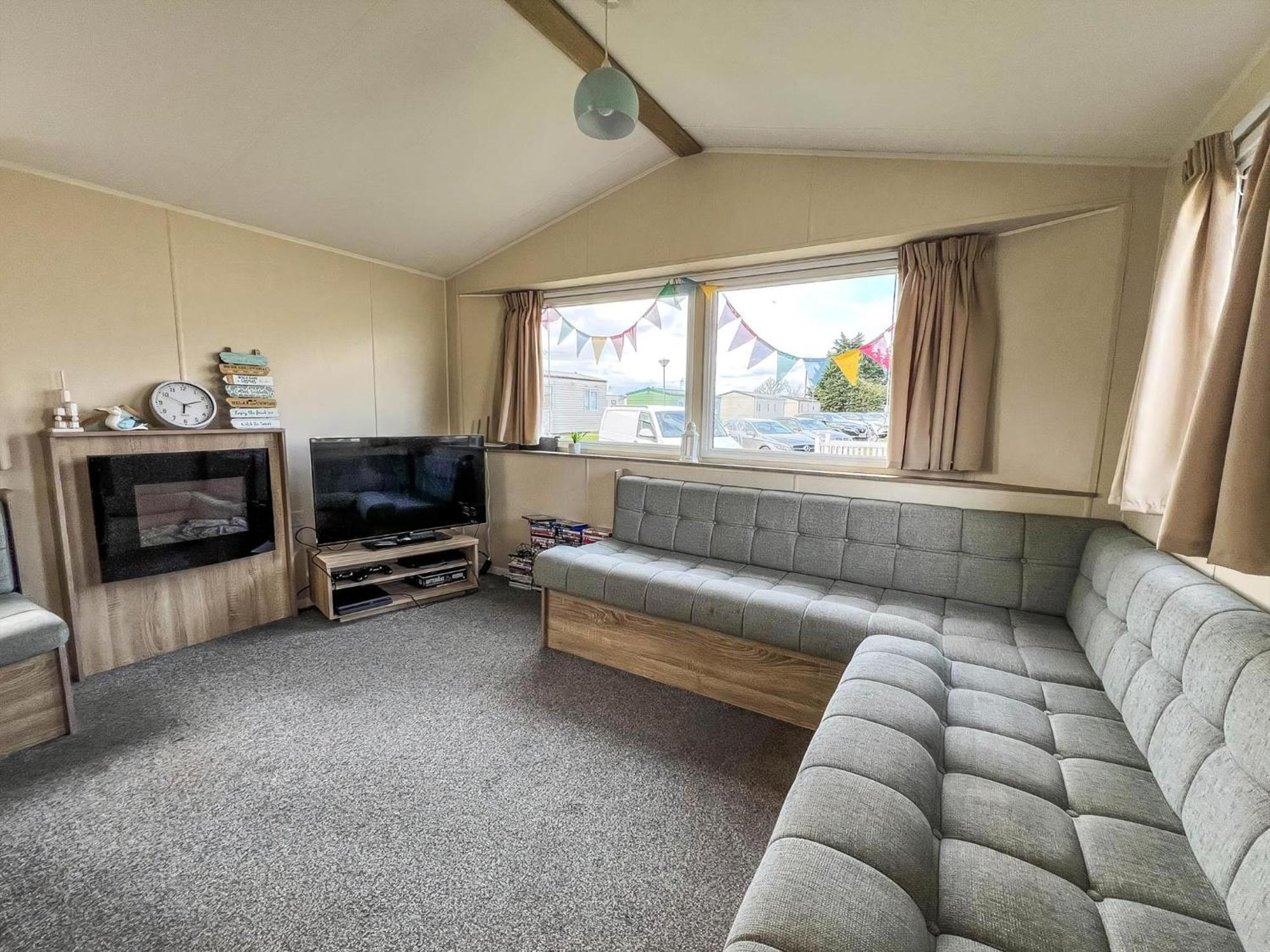 Campsite Modern 6 Berth Caravan With Wifi At St Osyth In Essex Ref 28051fv