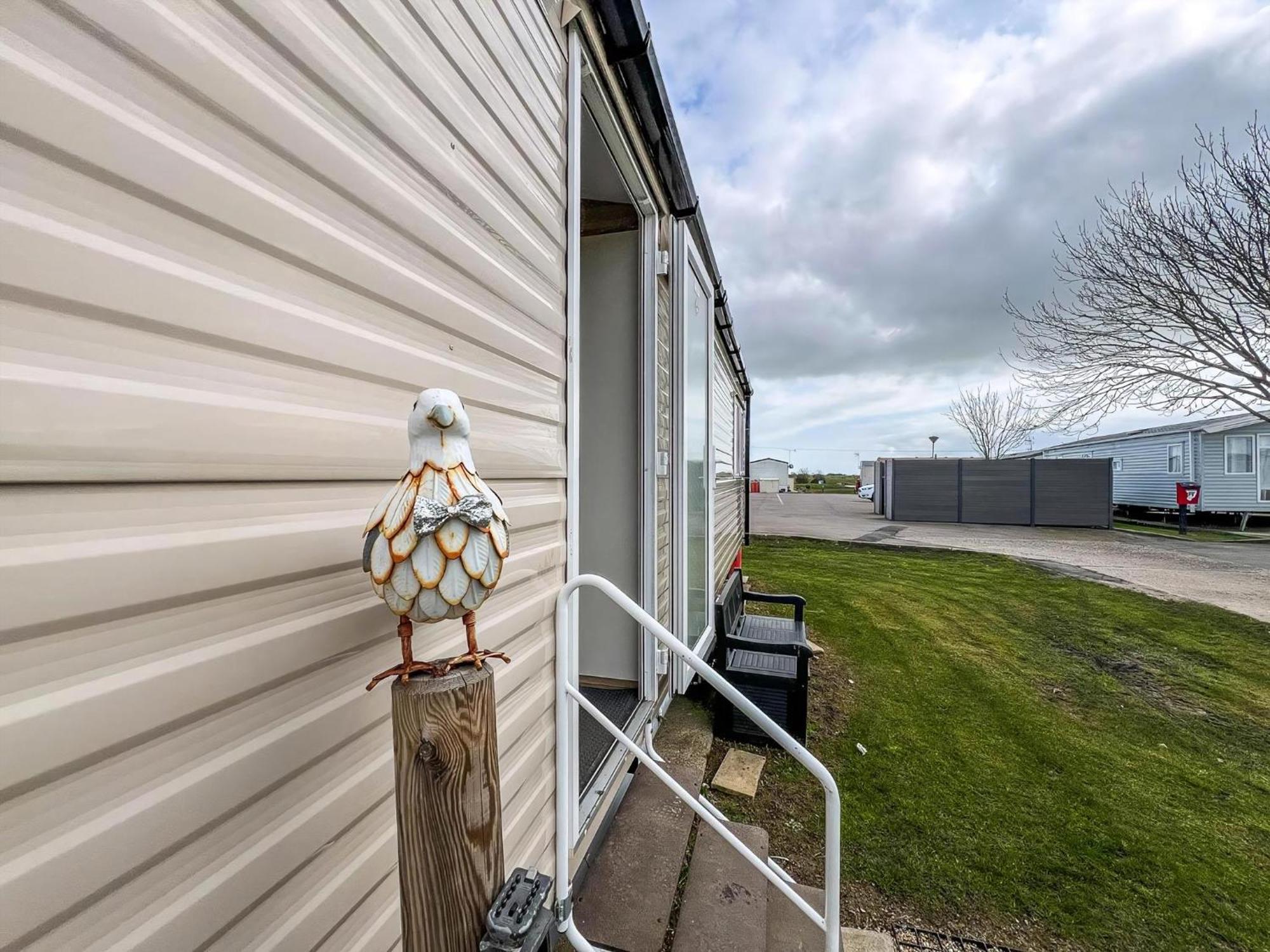 Modern 6 Berth Caravan With Wifi At St Osyth In Essex Ref 28051fv Campsite *