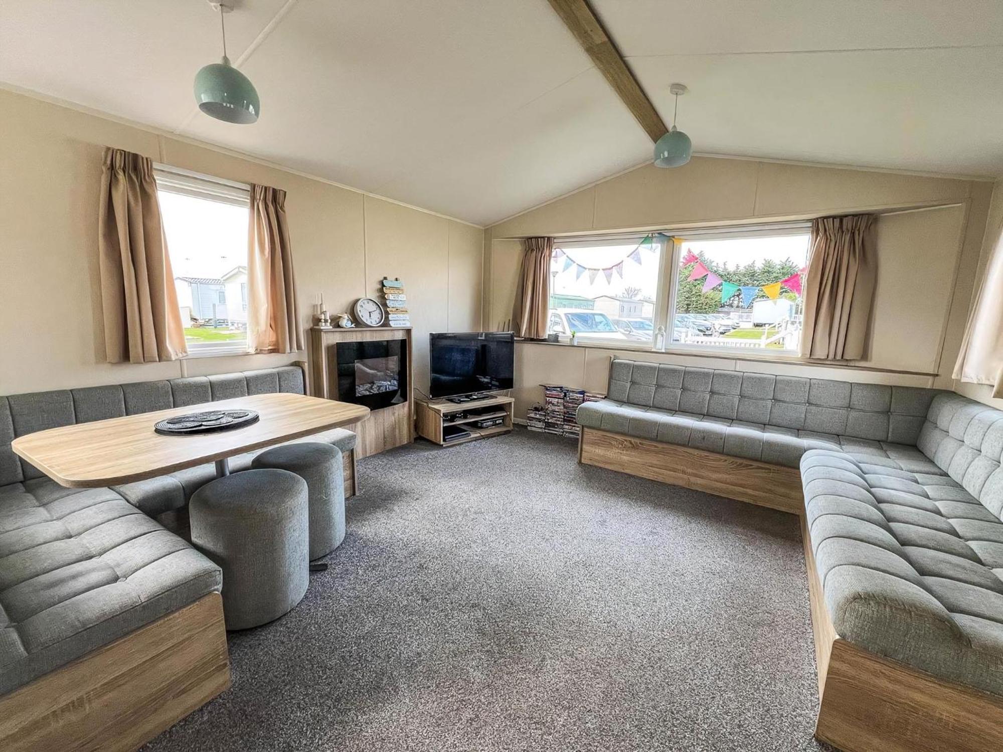 Campsite Modern 6 Berth Caravan With Wifi At St Osyth In Essex Ref 28051fv *