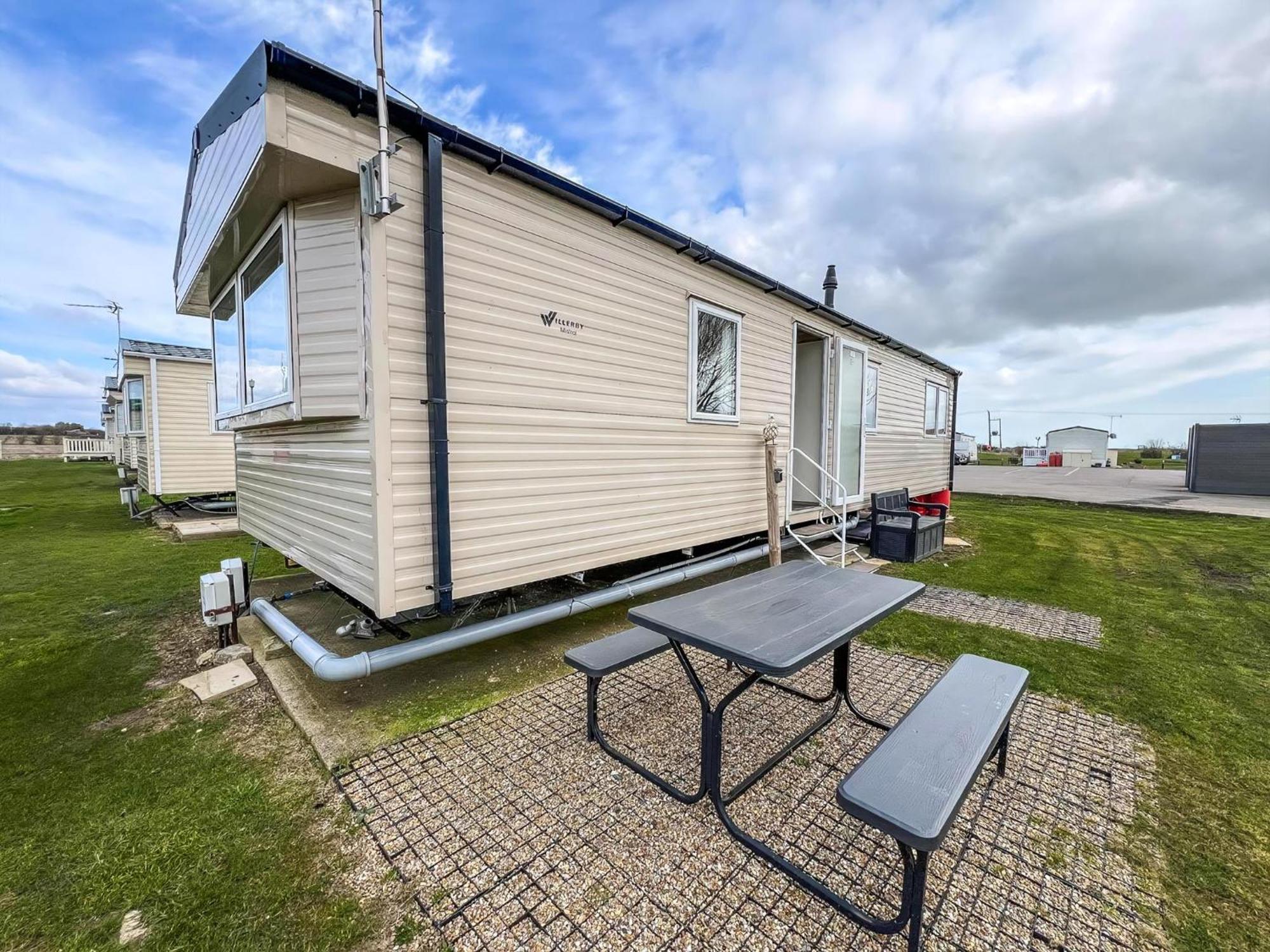 Modern 6 Berth Caravan With Wifi At St Osyth In Essex Ref 28051fv *