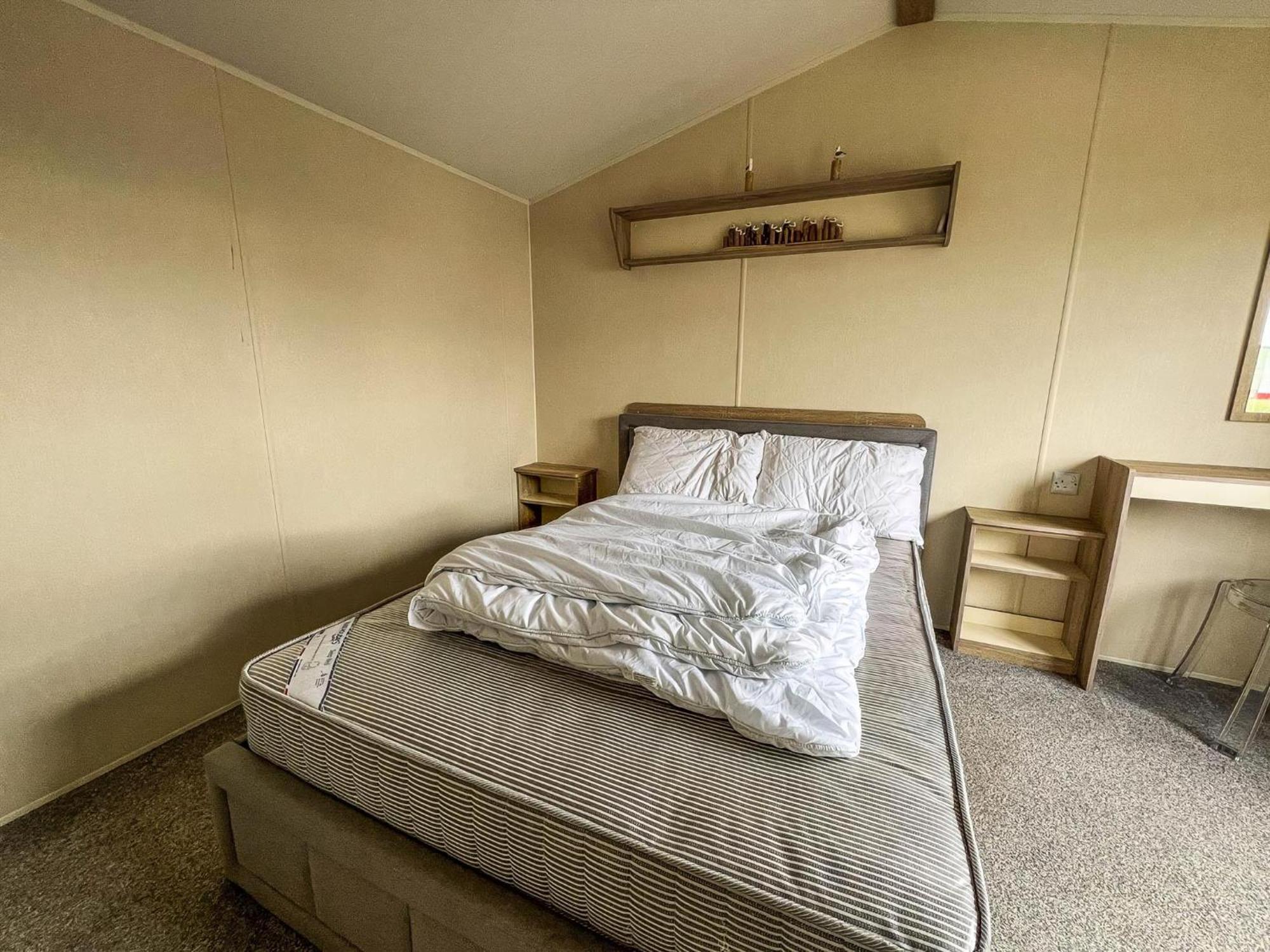 Campsite Modern 6 Berth Caravan With Wifi At St Osyth In Essex Ref 28051fv
