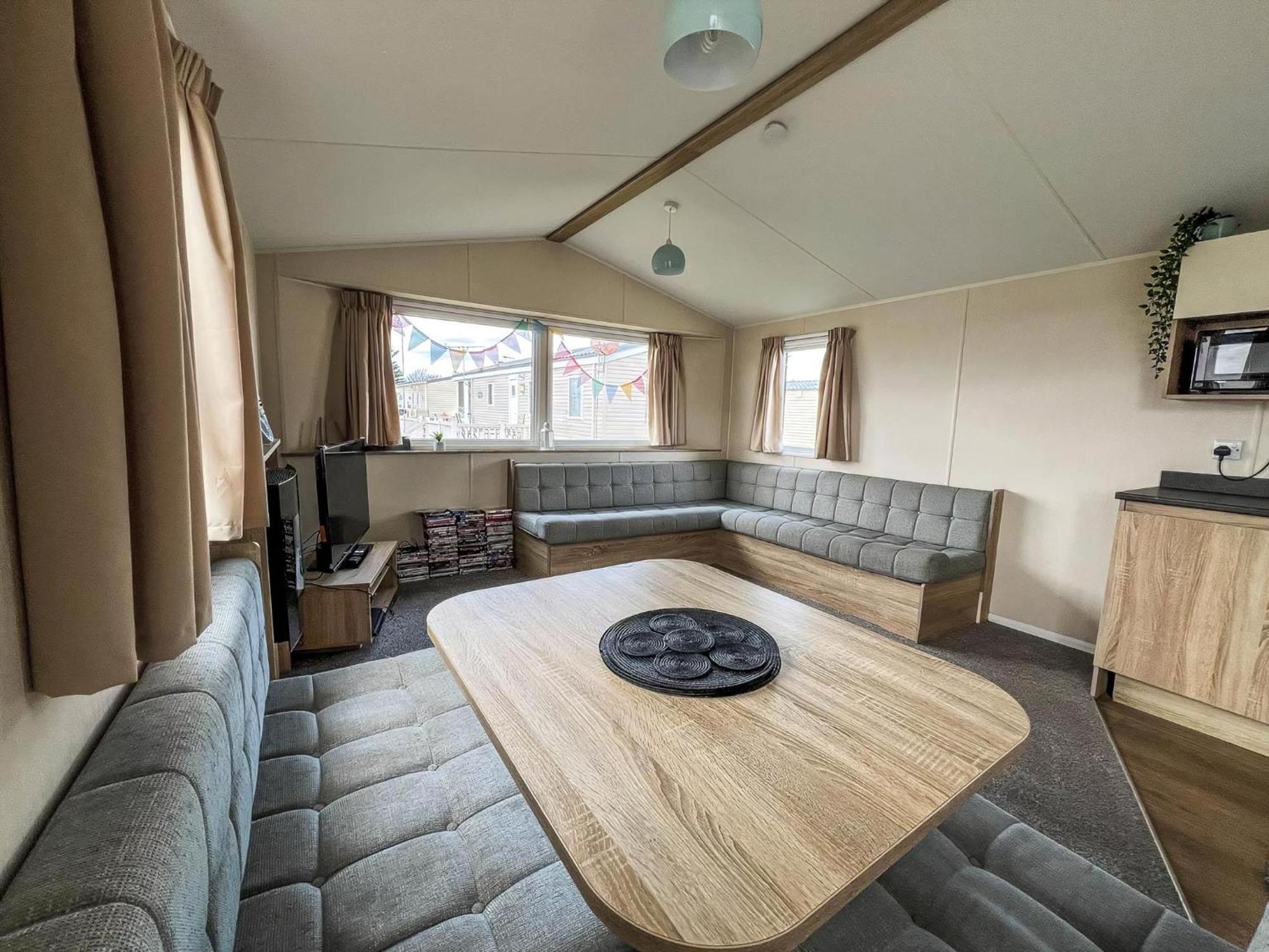 Campsite Modern 6 Berth Caravan With Wifi At St Osyth In Essex Ref 28051fv *