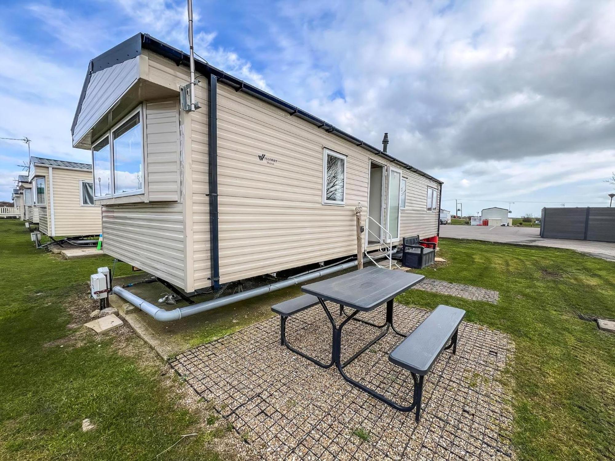 Modern 6 Berth Caravan With Wifi At St Osyth In Essex Ref 28051fv *