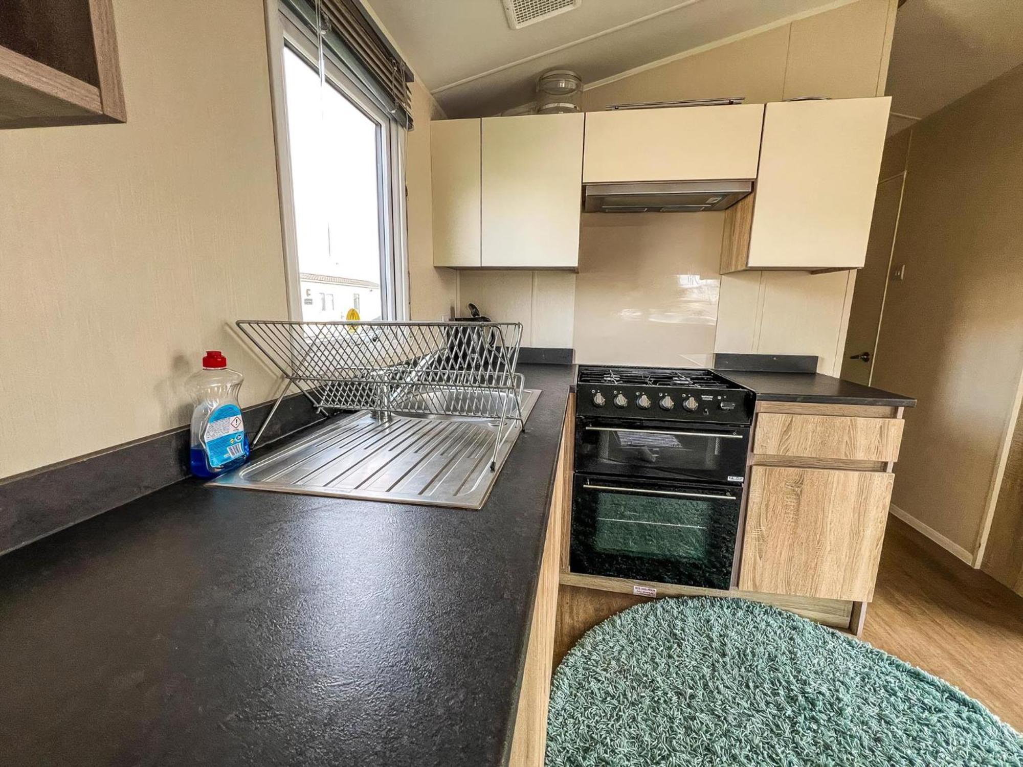 Modern 6 Berth Caravan With Wifi At St Osyth In Essex Ref 28051fv