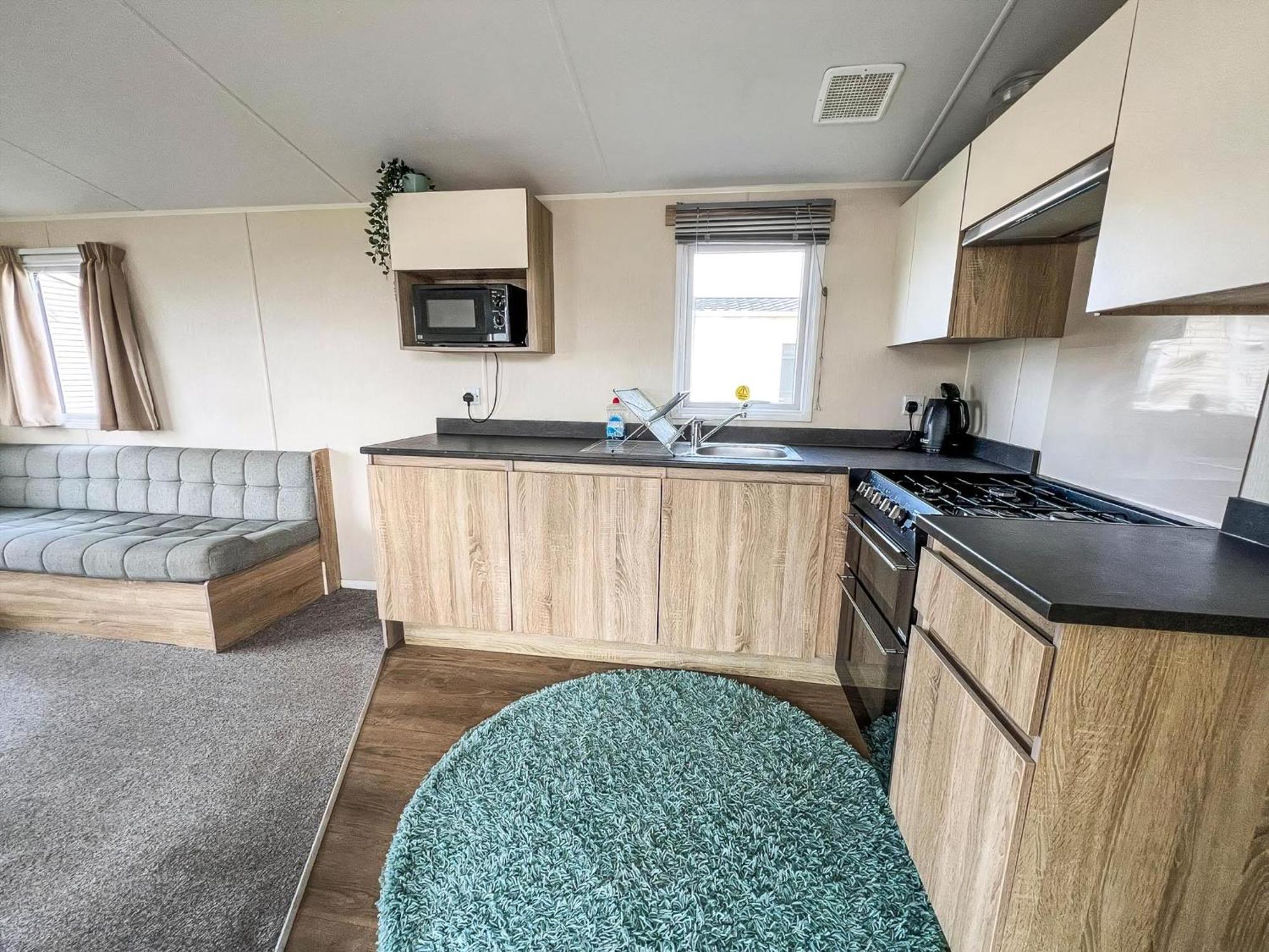 Modern 6 Berth Caravan With Wifi At St Osyth In Essex Ref 28051fv Camping Clacton-on-Sea